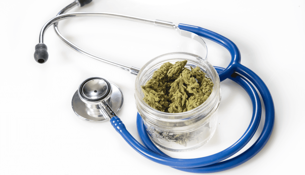 Cannabisblüten im Glas mit Stethoskop